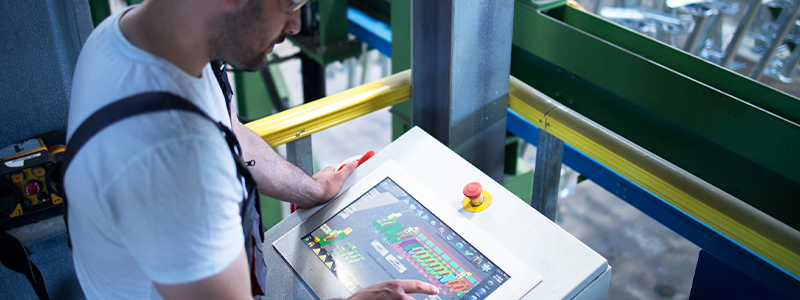 Live equipment dashboard showing production, downtime, and OEE metrics